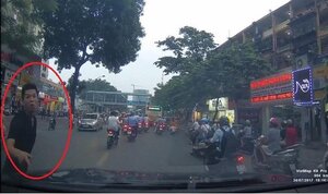 Kẻ lừa đảo vờ bị va quệt, nhảy lên ô tô bắt vạ tài xế