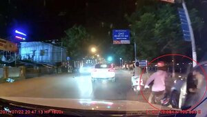 Tài xế mở cửa bất cẩn, cô gái đi xe máy ngã văng trước đầu ô tô