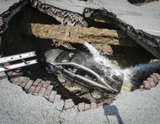 Video: Hố tử thần 'nuốt' ô tô đang chạy trên đường ở Trung Quốc