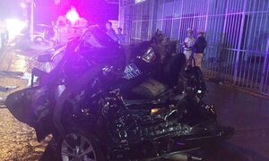 Xe tải tông xe hơi công vụ đang dừng, 4 công an thương vong