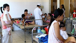 Hà Nội: Thêm người chết do sốt xuất huyết, có nơi nhà ai cũng có người mắc bệnh