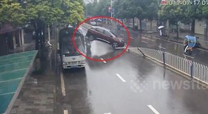 Lùi ô tô bay vèo qua dải phân cách, 'nuốt chửng' 2 người đi xe máy