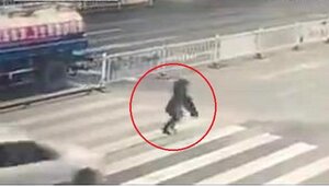 Tránh xe phun nước rửa đường, cô gái bị ô tô hất bay người