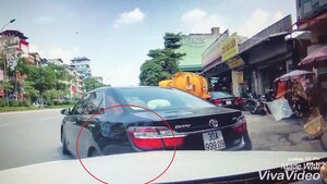Tài xế Camry lùi xe khó hiểu, va móp đầu Mercedes rồi bỏ chạy
