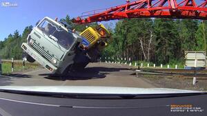 Nôn nóng vượt đường ray, xe tải lật nhào thảm khốc