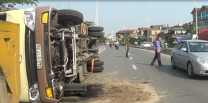 Xe khách đâm nát 50m dải phân cách, lật nghiêng ở Hà Nội