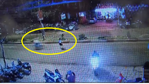 Nam thanh niên chạy xe tốc độ cao tông văng cô gái đi qua đường