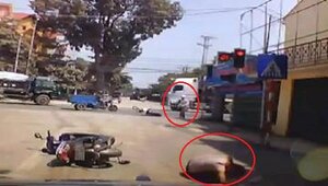 Bị xe máy vượt đèn đỏ tông ngã, 2 thanh niên đi đúng luật vẫn... bỏ chạy