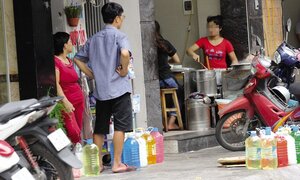 Đột nhập 'lò' sản xuất nước rửa bát 'rửa gì cũng sạch 2 trong 1'