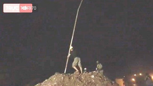 Bộ đội công binh phá khối đá lớn tạo dòng thoát lũ ở Yên Bái