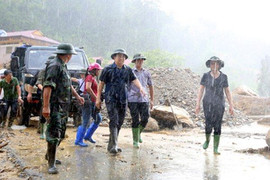Phó Thủ tướng đội mưa kiểm tra công tác khắc phục hậu quả lũ quét ở Yên Bái
