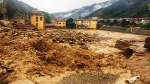 Nước vẫn cuồn cuộn đổ về tâm lũ quét Mù Cang Chải - Yên Bái