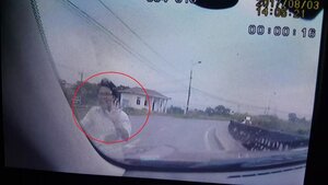 Vượt ẩu suýt đấu đầu ô tô, thanh niên đi xe máy giơ tay xin lỗi