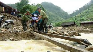 Không có đường đi, dân vùng 'rốn lũ' sáng tạo cách di chuyển có một không hai