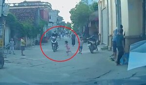 Trẻ nhỏ lao sang đường như tên bắn, đâm sầm vào bánh xe máy