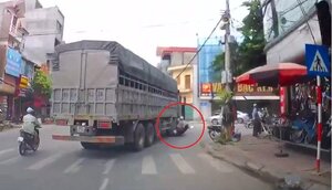 Rẽ quá nhanh, xe tải chèn ngang người phụ nữ đi xe máy