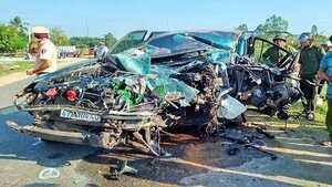 Xe 7 chỗ tông thẳng vào xe tải ở Đắk Lắk, 3 người nguy kịch