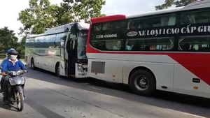 Xe khách tông đuôi xe giường nằm trên đèo Bảo Lộc: Không có chuyện dìu xe cứu người