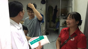 Hà Nội: Hàng trăm người được tặng màn chống muỗi