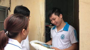 Video: Vợ chồng trẻ, sinh viên, công nhân lao động được phát màn phòng sốt xuất huyết