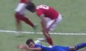Video: Cầu thủ U22 Thái Lan ăn no đòn của U22 Indonesia