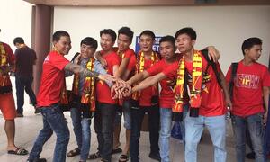 Người Việt xa xứ nghỉ làm, khách du lịch lặn lội đường xa cổ vũ U22 Việt Nam