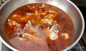 Video: Nước lẩu không giới hạn, chế từ sốt hóa chất giá 8.000 - 12.000 đồng/chai