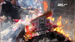 Chầu chực, giành giật đồ cúng cô hồn: Cướp càng nhiều lộc càng may mắn?