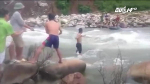 Cảm động thầy giáo kéo phao, giúp học sinh vùng lũ vượt suối tựu trường