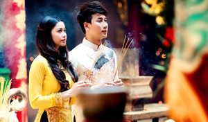 Chầu chực, giành giật đồ cúng cô hồn: Cướp càng nhiều lộc càng may mắn?