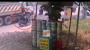 Cố vượt xe ben khi vào cua, nam sinh đi xe máy bị cán thương tâm
