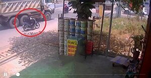 Video: Cố vượt xe ben, nam sinh cấp 3 bị cán qua người