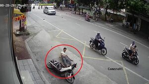 Choáng váng clip xe máy tông ô tô, mài người xuống mặt đường, áo rách tơi tả