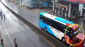Clip: Xe tải đâm trực diện xe khách chạy ngược chiều ở Quảng Ngãi