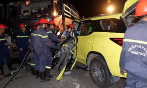 Taxi đâm vào xe tải, tài xế mắc kẹt trong cabin