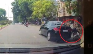 Ô tô quay đầu ẩu, huých ngã xe máy rồi bỏ đi gây phẫn nộ