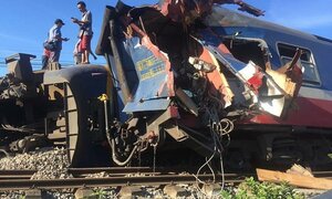 Tông máy xúc, tàu SE3 chở hàng trăm hành khách lật khỏi đường ray