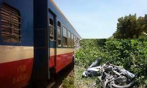 Xe máy băng qua đường ray, 2 người phụ nữ bị tàu hỏa tông chết