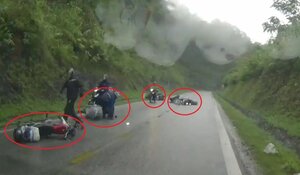 Cao Bằng: Nối đuôi nhau vượt xe tải, hàng loạt xe máy ngã la liệt trên đèo