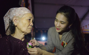 Chầu chực, giành giật đồ cúng cô hồn: Cướp càng nhiều lộc càng may mắn?