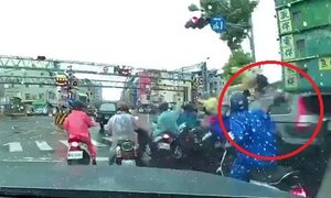 Kinh hãi ô tô 'điên' húc văng hàng loạt xe máy dừng chờ tàu