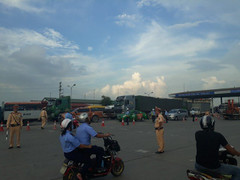 Trạm BOT quốc lộ 5 lại ùn tắc do tài xế dùng tiền lẻ mua vé