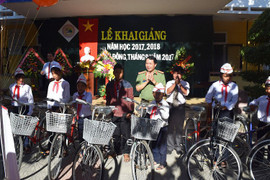 Giám đốc Công an Huế tặng 30 xe đạp cho trẻ em nghèo vùng cao ngày khai giảng