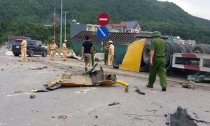 Xe container lật nhào trên quốc lộ 18, tài xế mắc kẹt trong cabin