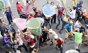 Chầu chực, giành giật đồ cúng cô hồn: Cướp càng nhiều lộc càng may mắn?