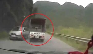 Lạng Sơn: Xe tải thủng lốp phóng như bay, bẻ lái 180° như phim hành động