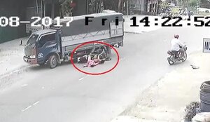 Phóng cực nhanh, 2 thanh niên đầu trần đâm xe máy vào gầm xe tải