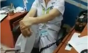 Video: Nữ bác sĩ ngồi gác chân lên ghế to tiếng với người nhà bệnh nhân