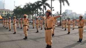 Video: CSGT Thủ đô trổ tài chỉ huy điều lệnh trước thềm APEC 2017