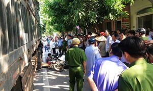 Xe tải tông xe máy, người phụ nữ bị cán chết tại chỗ
